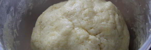 закусочные пирожки с колбасой и сыром