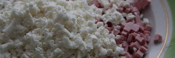 закусочные пирожки с колбасой и сыром