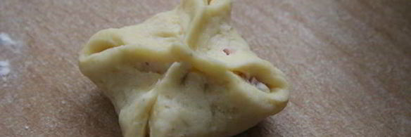 закусочные пирожки с колбасой и сыром