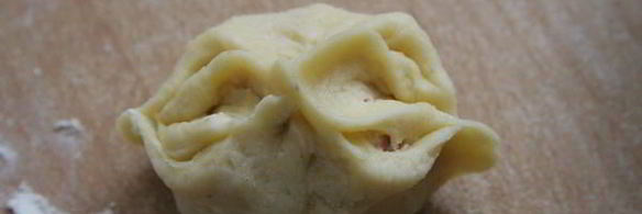 закусочные пирожки с колбасой и сыром