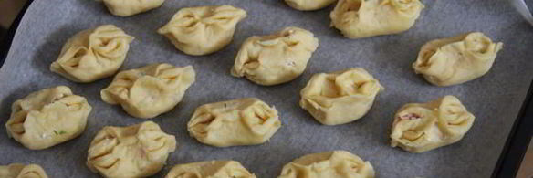 закусочные пирожки с колбасой и сыром