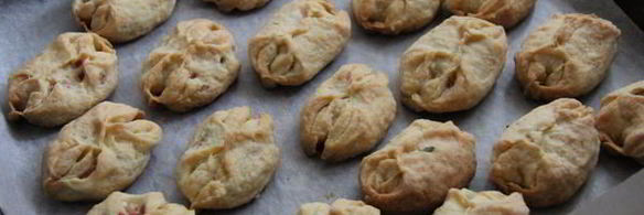 закусочные пирожки с колбасой и сыром