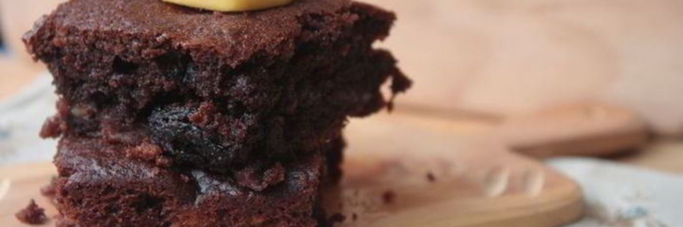 Банановый брауни с изюмом и орехами