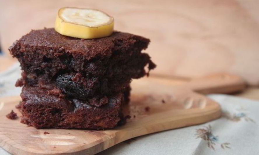 Рецепт бананового брауни с изюмом и орехами