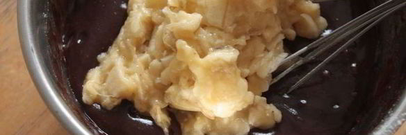 банановый брауни с изюмом и орехами