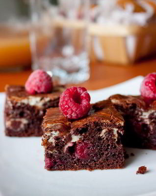 Брауни со сливочным сыром и малиной