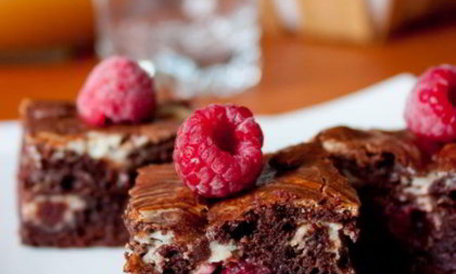 Рецепт брауни со сливочным сыром и малиной