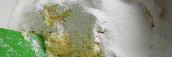 песочное пирожное глазированное помадой