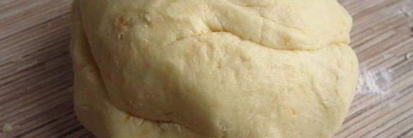 песочное пирожное глазированное помадой