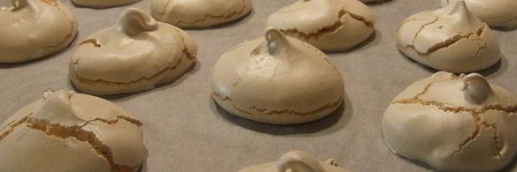 пирожное безе с кофейным кремом и черносливом