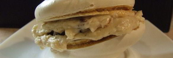 пирожное безе с кофейным кремом и черносливом