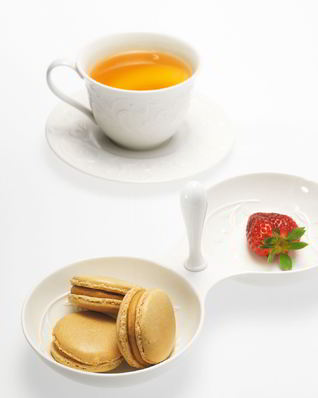 Пирожное макарон с соленой карамелью