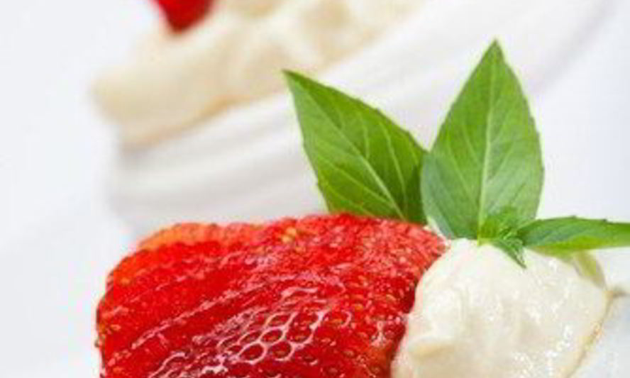 Рецепт пирожных безе с клубникой