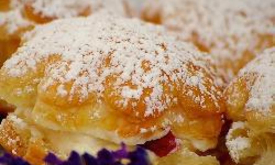 Рецепт пирожных из слоеного теста с белковым кремом