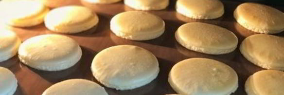 пирожные макароны на французской меренге