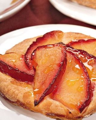 Пирожные со сливами и козьим сыром