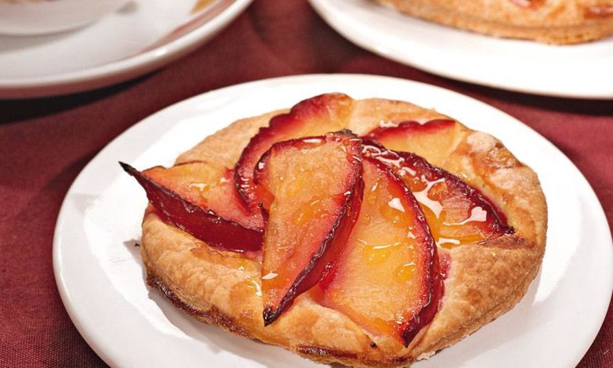 Рецепт пирожных со сливами и козьим сыром