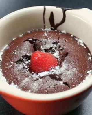 Шоколадные пирожные с клюквенным соусом