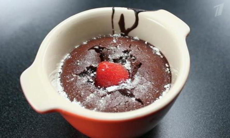 Рецепт шоколадных пирожных с клюквенныма соусома
