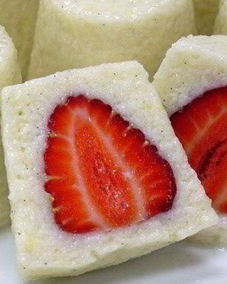 Утренние сливочные манные пирожные со свежей клубникой и ванилью