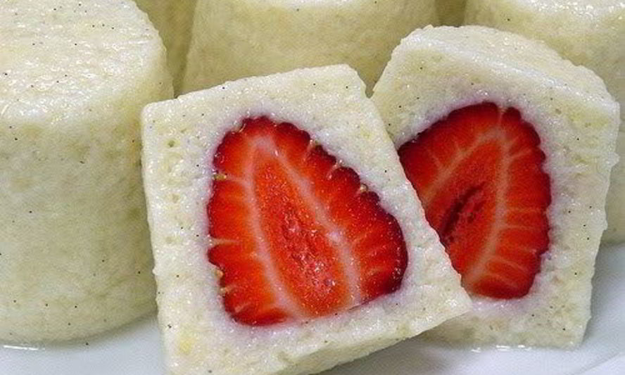 Рецепт утренних сливочных манных пирожных со свежей клубникой и ванилью