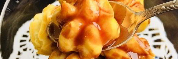 заварные пирожные с кремом и шоколадным соусом