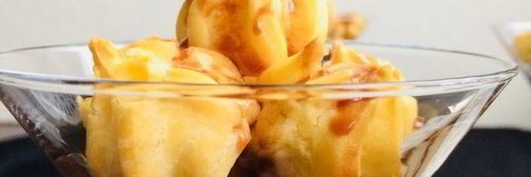 заварные пирожные с кремом и шоколадным соусом