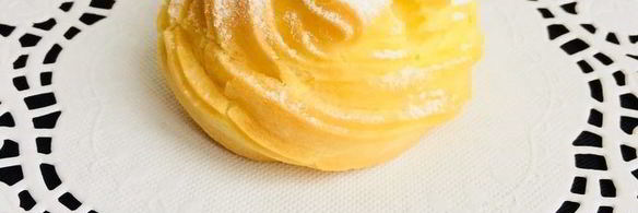 заварные пирожные с кремом и шоколадным соусом