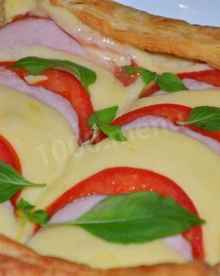 Быстрая и простая пицца из слоеного теста в духовке