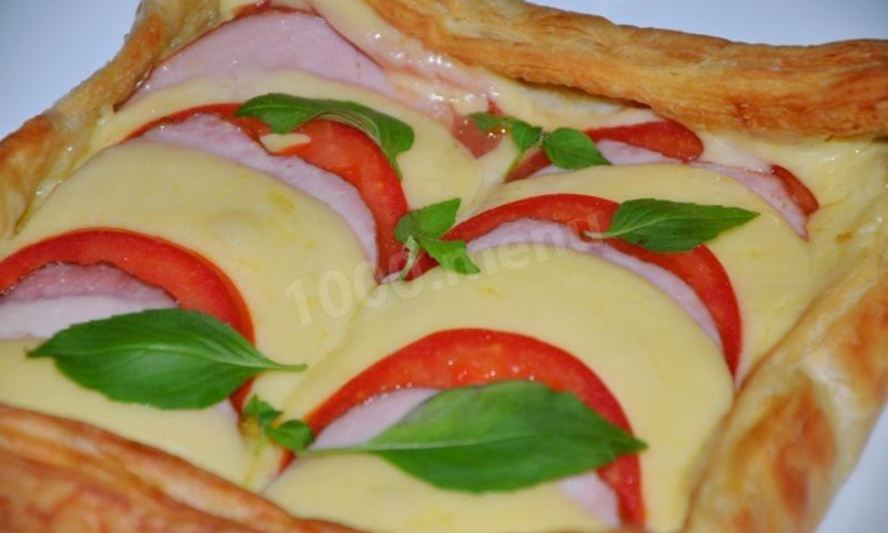 Рецепт быстрой и простая пицца из слоеного теста в духовке