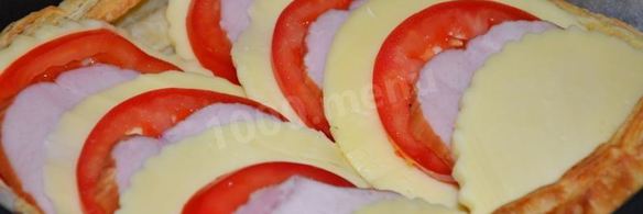 быстрая и простая пицца из слоеного теста в духовке