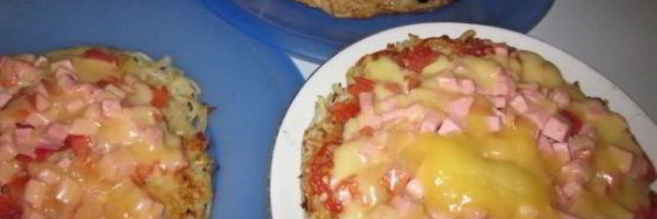 Картофельная пицца с колбасой на сковороде