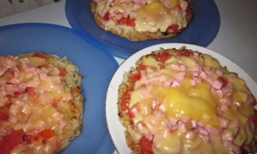 Рецепт картофельной пиццы с колбасой на сковороде