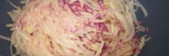 картофельная пицца с колбасой на сковороде