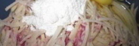 картофельная пицца с колбасой на сковороде