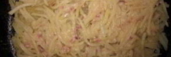 картофельная пицца с колбасой на сковороде