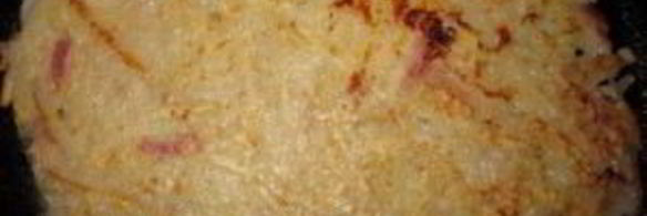 картофельная пицца с колбасой на сковороде