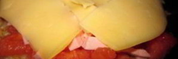 картофельная пицца с колбасой на сковороде