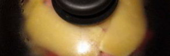 картофельная пицца с колбасой на сковороде