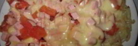 картофельная пицца с колбасой на сковороде