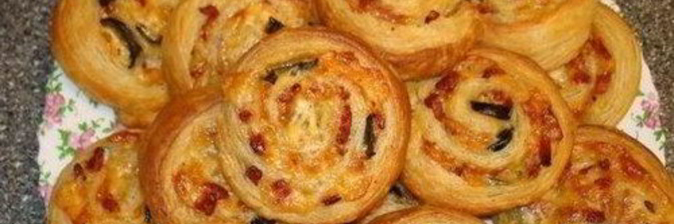 Мини-пиццы из слоеного теста с колбасой и солеными огурчиками