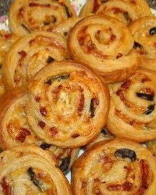 Мини-пиццы из слоеного теста с колбасой и солеными огурчиками