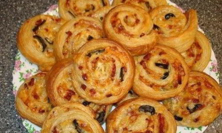 Рецепт мини-пицц из слоеного теста с колбасой и солеными огурчиками