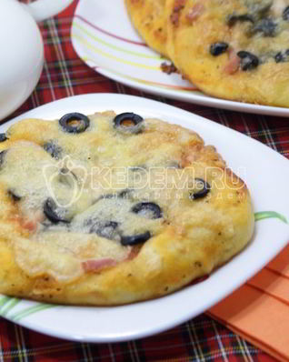 Мини-пиццы с ветчиной, маслинами и моцареллой