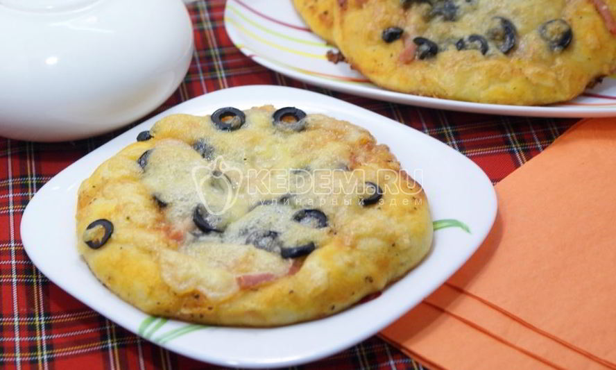 Рецепт мини-пицц с ветчиной, маслинами и моцареллой