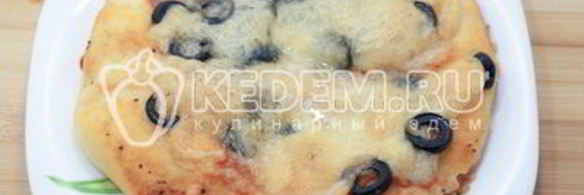 мини-пиццы с ветчиной, маслинами и моцареллой