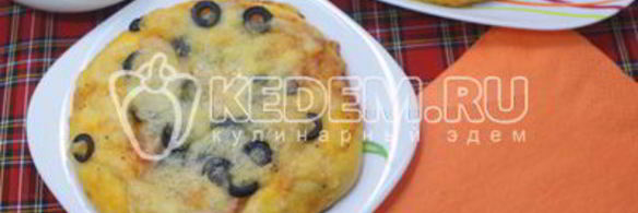 мини-пиццы с ветчиной, маслинами и моцареллой