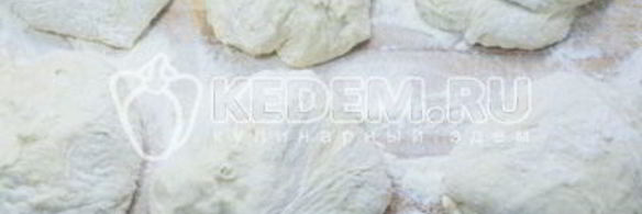 мини-пиццы с ветчиной, маслинами и моцареллой