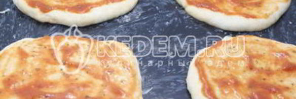 мини-пиццы с ветчиной, маслинами и моцареллой