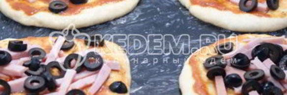 мини-пиццы с ветчиной, маслинами и моцареллой